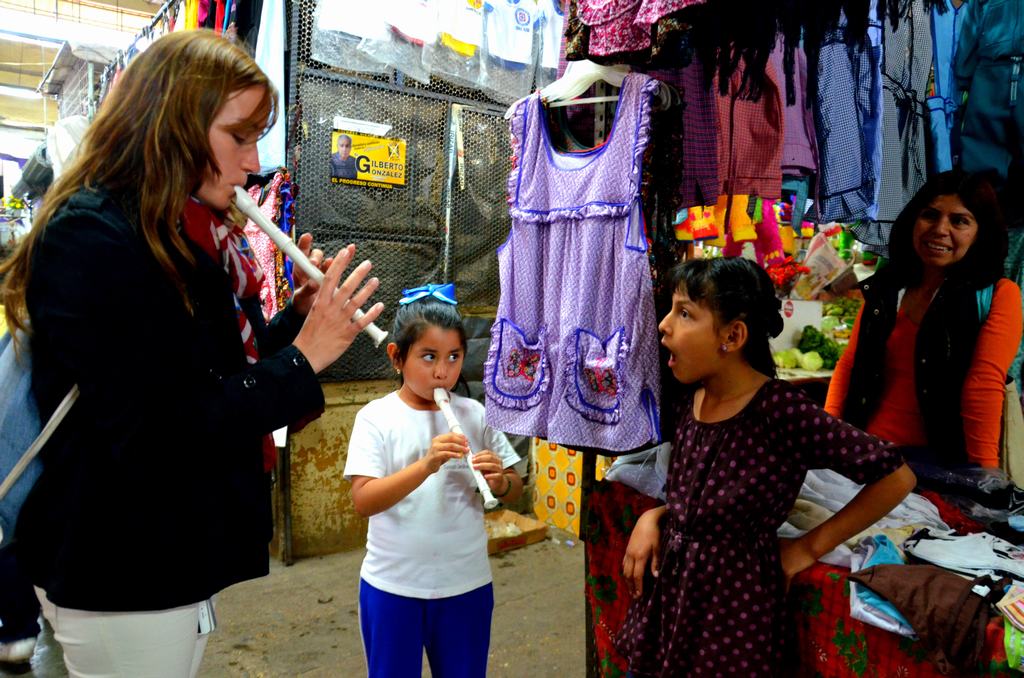 Sorprendida al escuchar el sonido de la flauta por primera vez