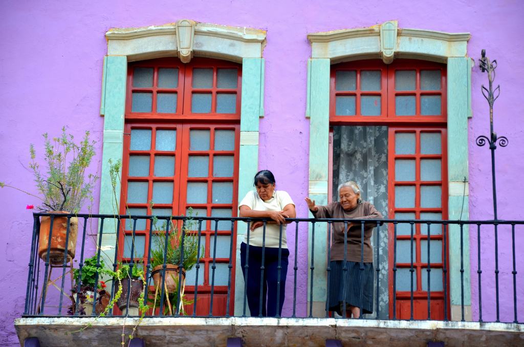 Señoras en el balcón